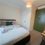 Ample Acton 4-Bedroom Flat,Ealing, West London