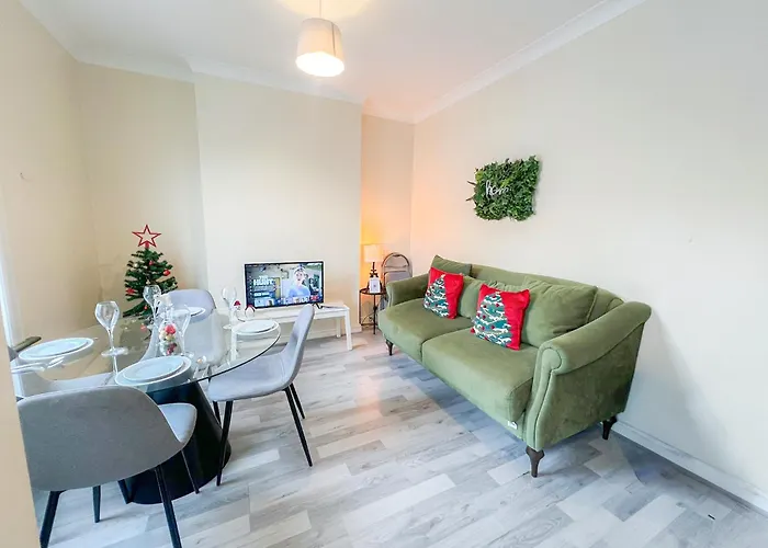 Ample Acton 4-Bedroom Flat,Ealing, West London