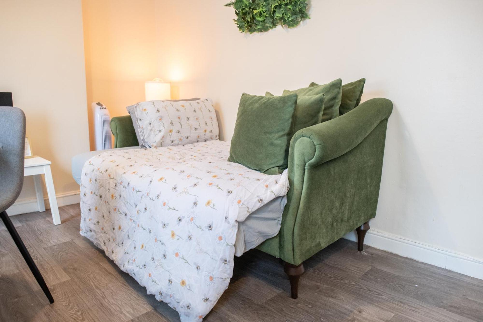 Ample Acton 4-bedroom Flat,ealing, West