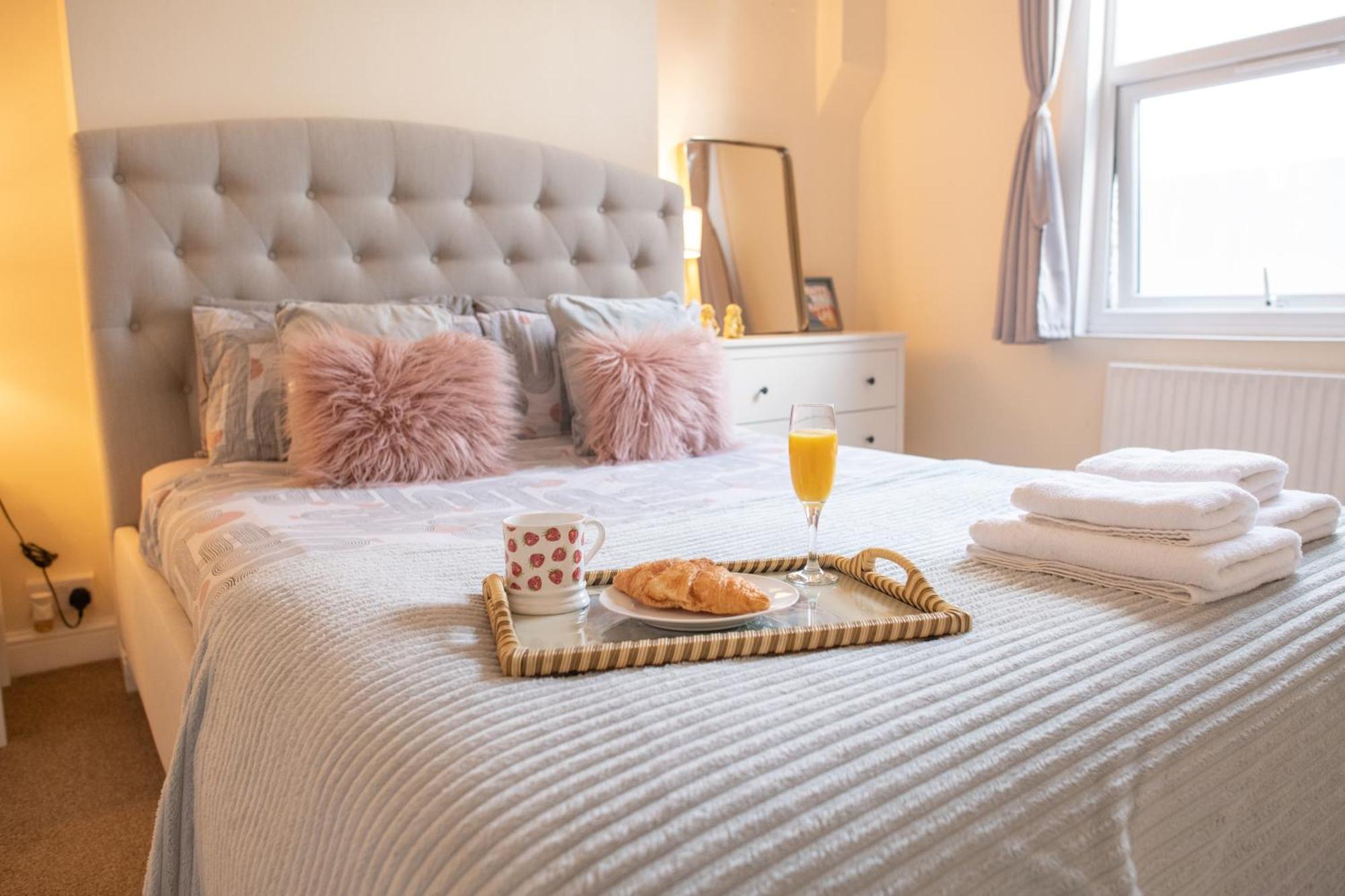 Ample Acton 4-bedroom Flat,ealing, West Appartamento Londra