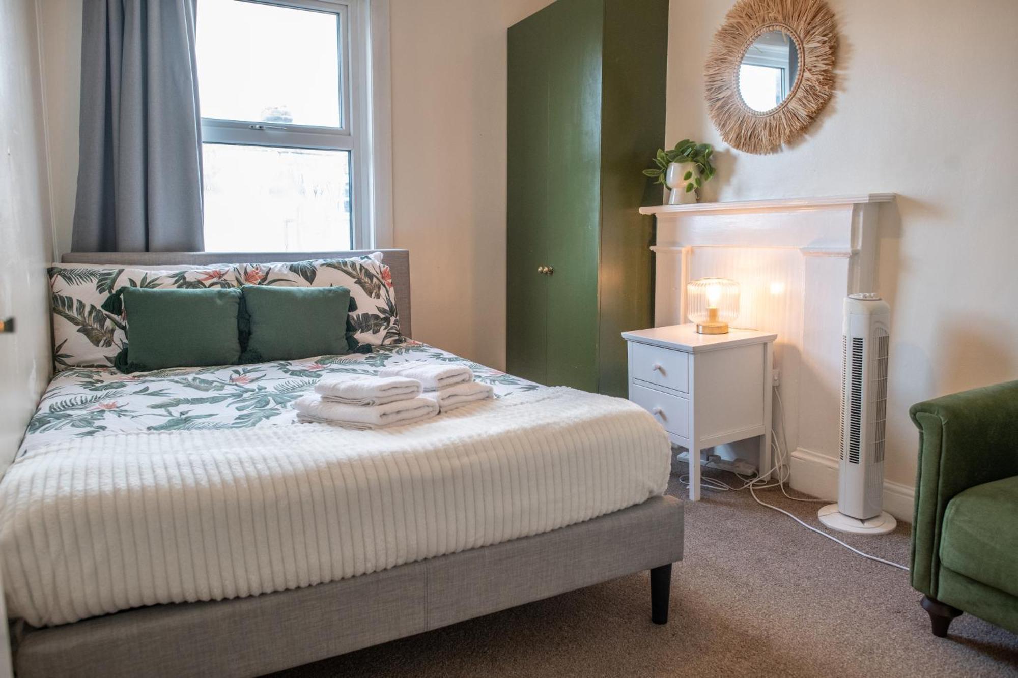 Ample Acton 4-bedroom Flat,ealing, West Londra