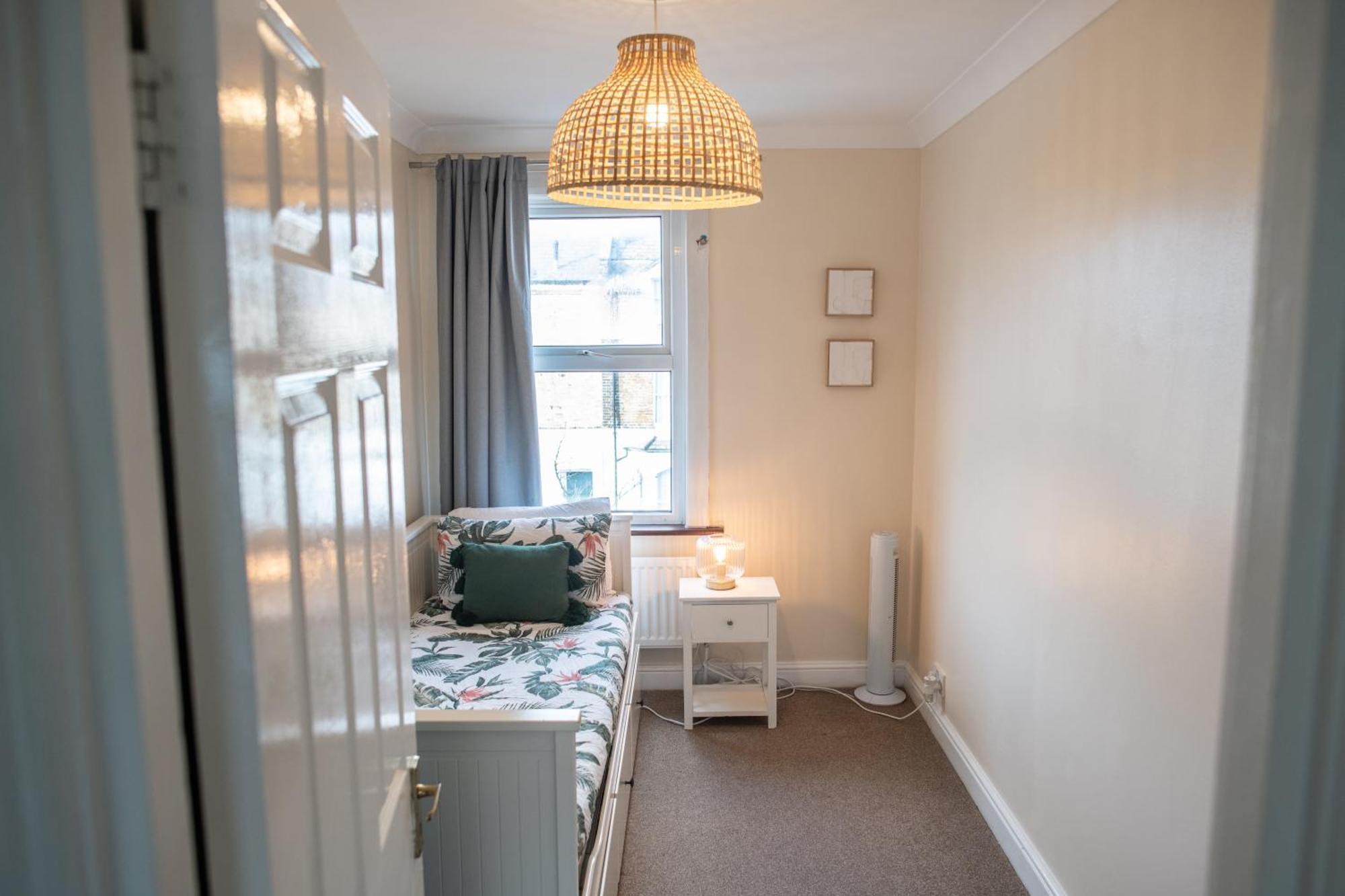 Ample Acton 4-bedroom Flat,ealing, West * Londra