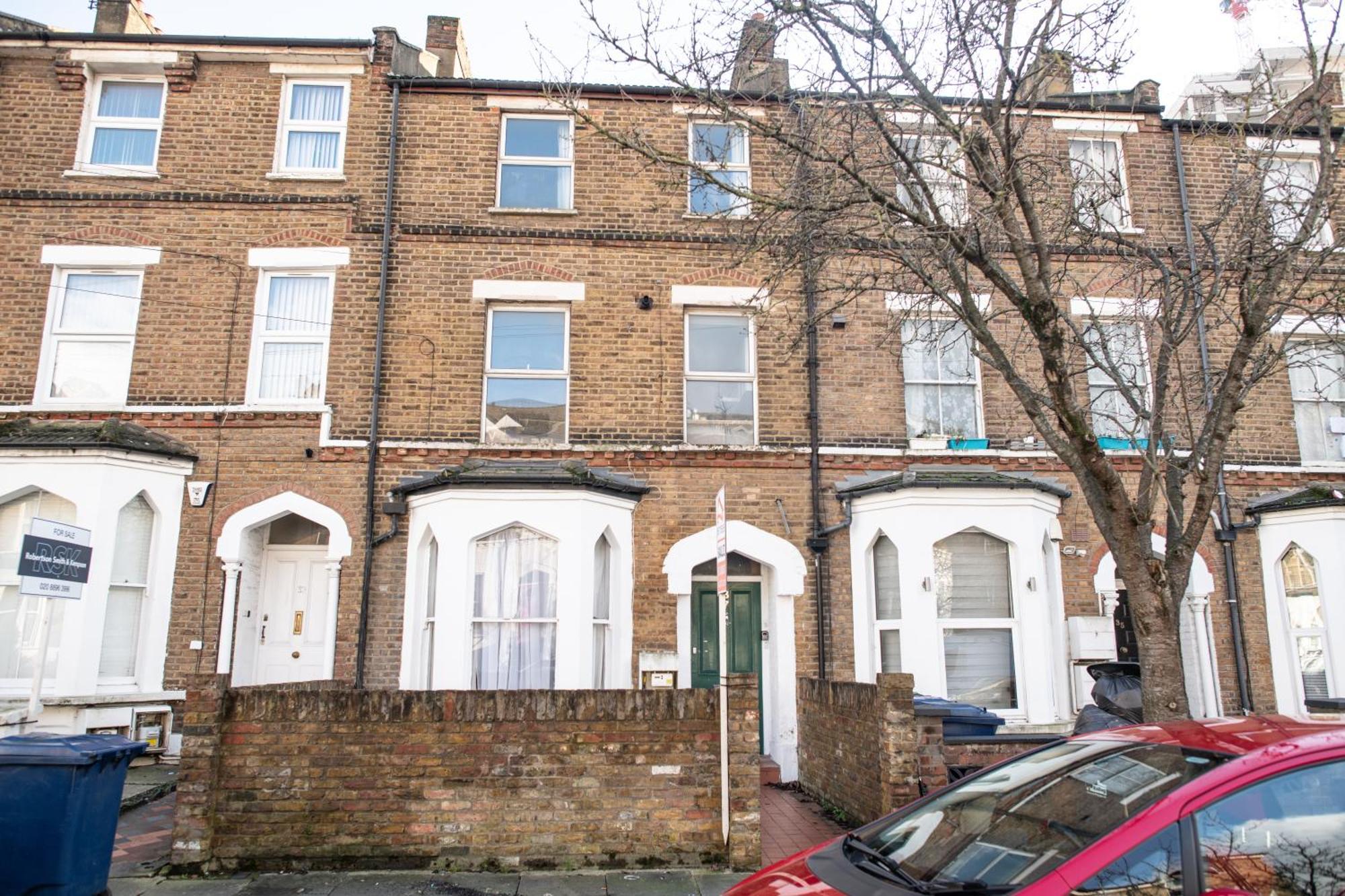 Ample Acton 4-bedroom Flat,ealing, West