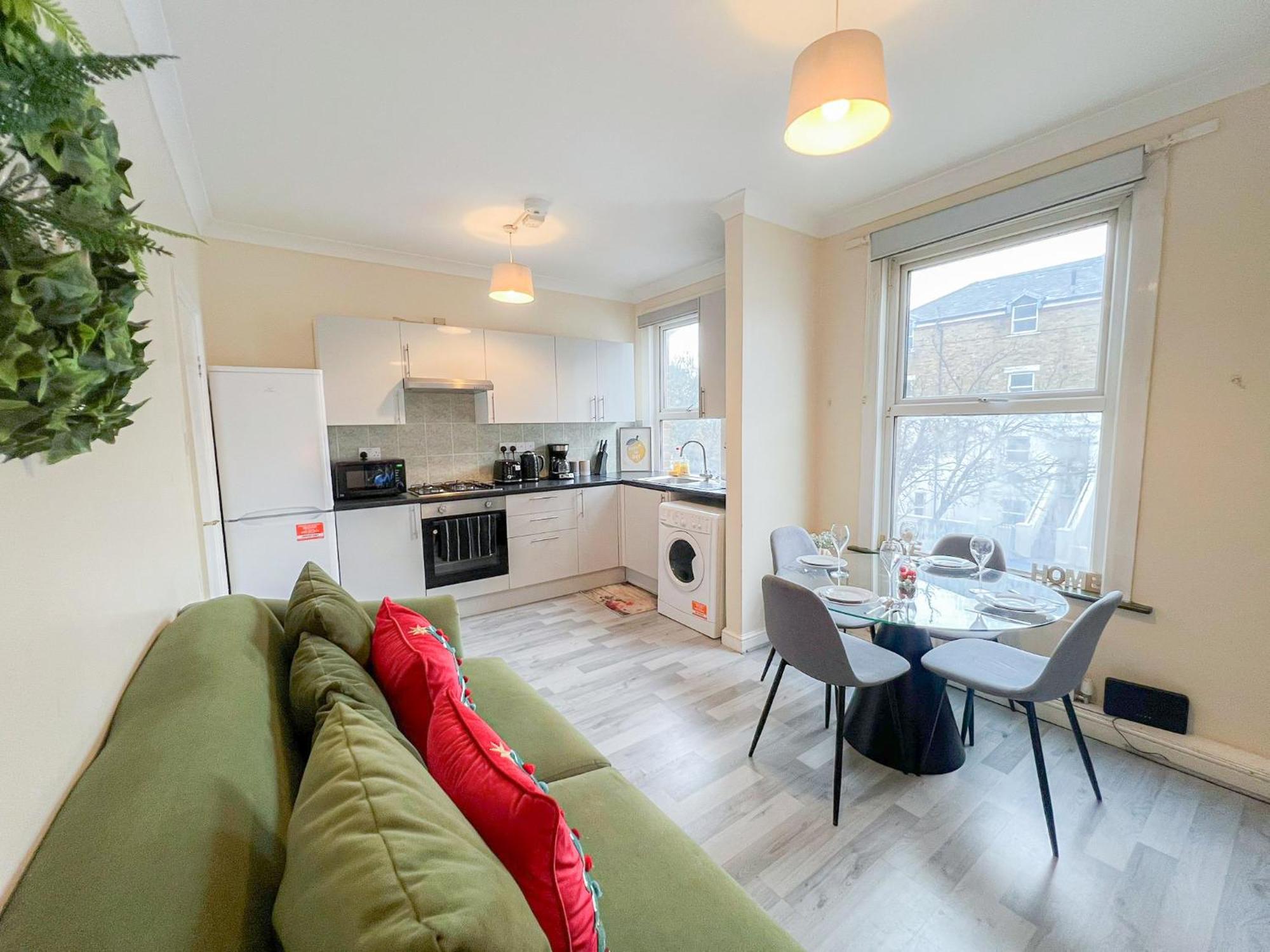 Ample Acton 4-bedroom Flat,ealing, West * Londra