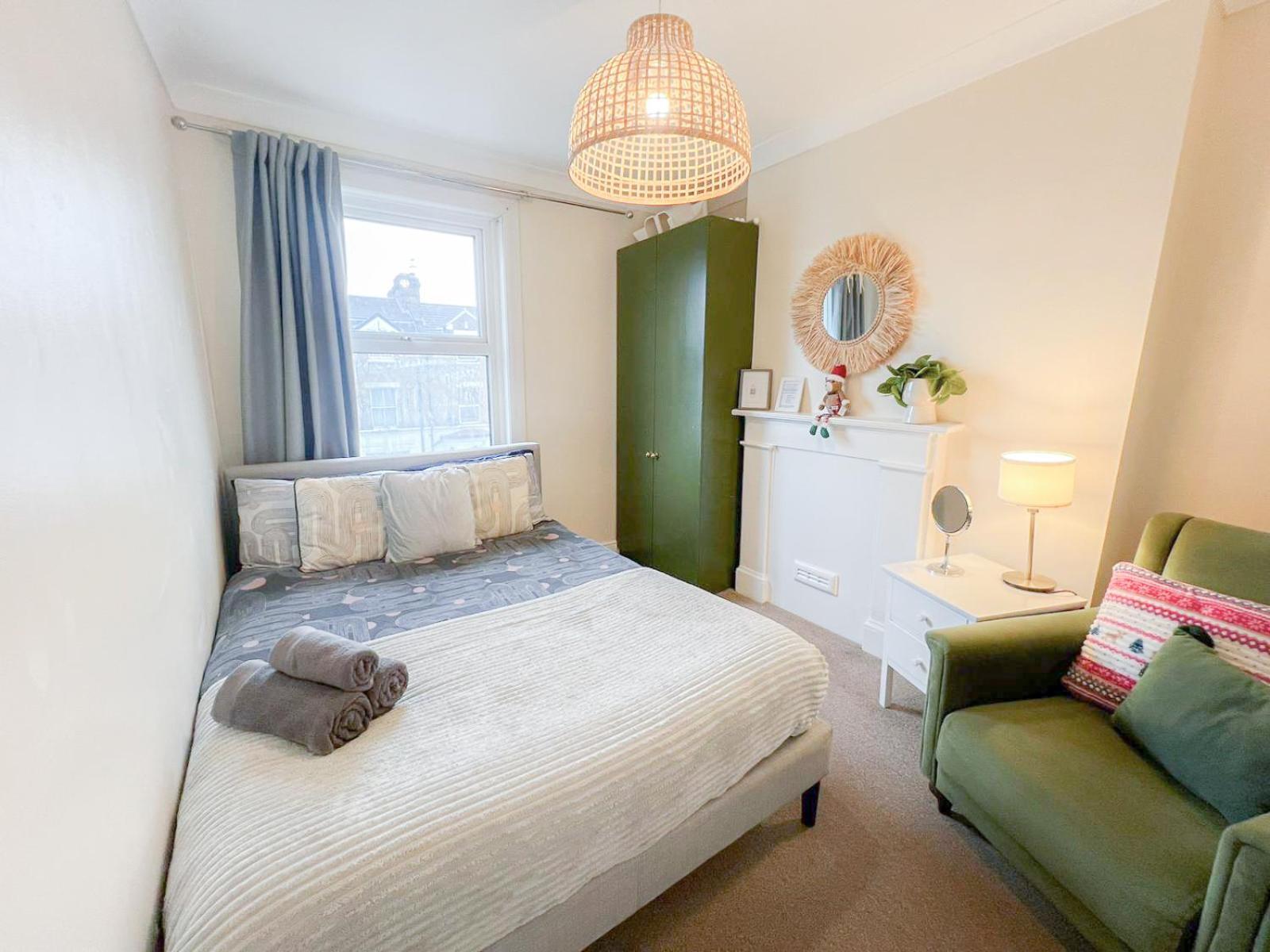 Ample Acton 4-bedroom Flat,ealing, West