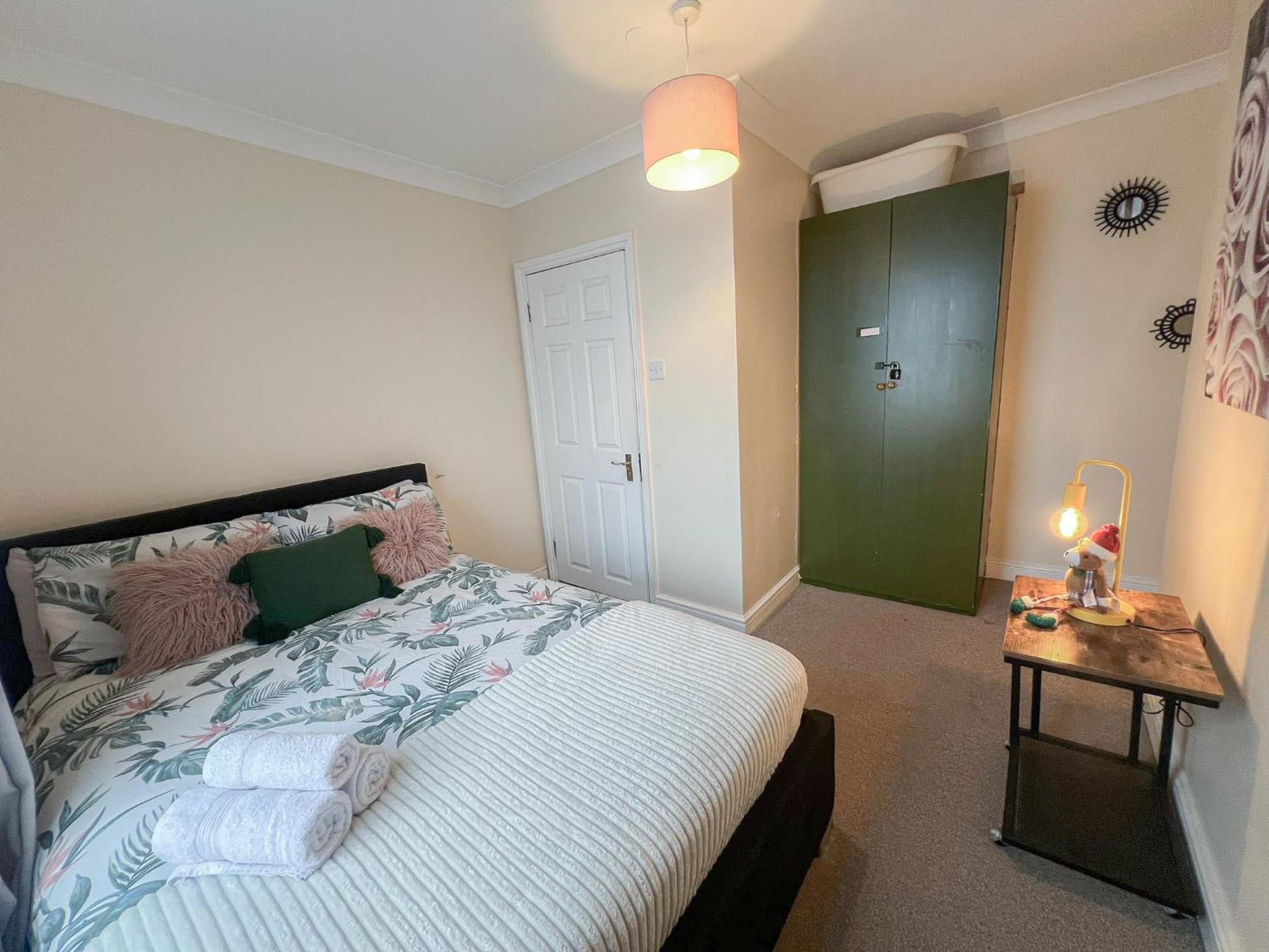 Ample Acton 4-bedroom Flat,ealing, West *